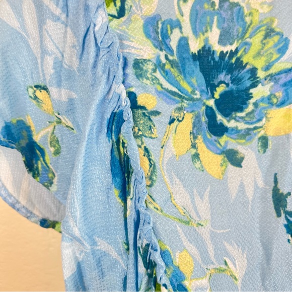 Illa Illa Blue floral flutter top/deep-V wrap front-Medium-NWT - Picture 10 of 11